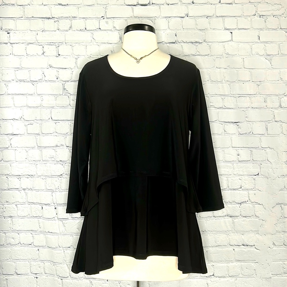 ✨VECCELI Italy- Beautiful Blouse Size L 🖤 New with tag (Jewelry not included)